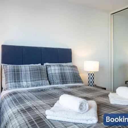 The Salford Skyline 2 - Luxury & Spacious Skyline - Perfect For Long Stays, Families, Business Or Leisure Apartment *