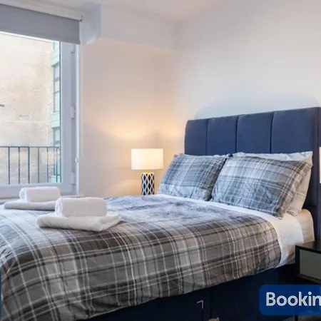 The Salford Skyline 2 - Luxury & Spacious Skyline - Perfect For Long Stays, Families, Business Or Leisure *