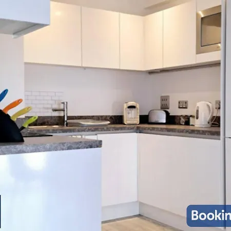 The Salford Skyline 2 - Luxury & Spacious Skyline - Perfect For Long Stays, Families, Business Or Leisure * Manchester