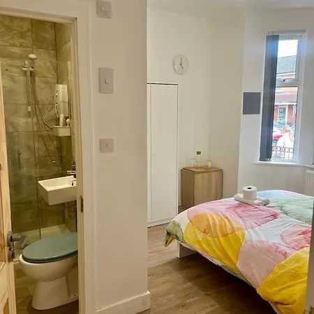1 En-suit Double Bedroom With Bathroom In Homestay *