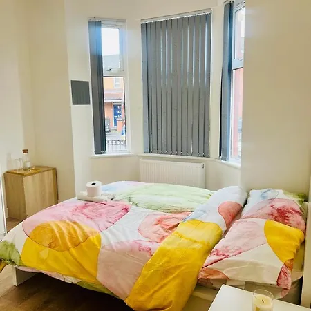 1 En-suit Double Bedroom With Bathroom In בית אירוח