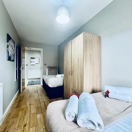 Lovely 4 Bed Apartment Manchester