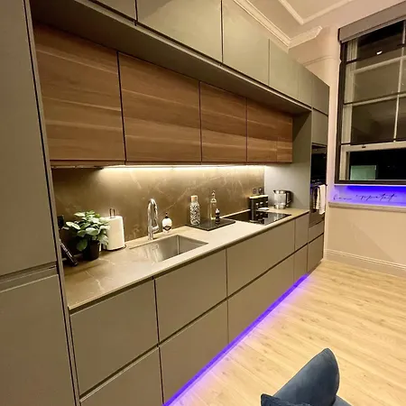 Luxury 2 Bed Centre Apartment *