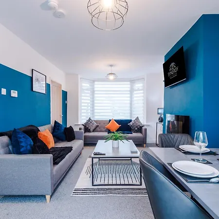 Modern 3-bed House In By 53 Degrees Property, Ideal For Professionals & Contractors, Free Parking - Sleeps 8!