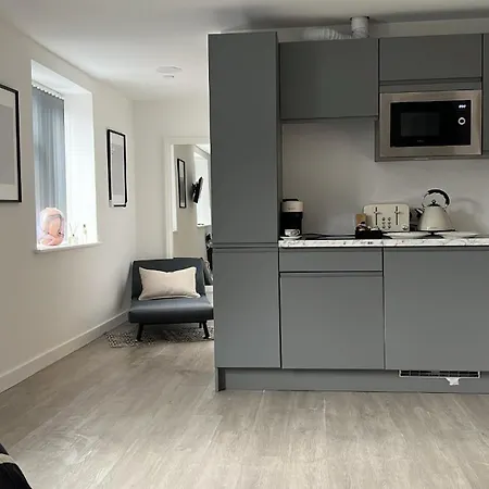 Stretford's Getaway - Chic Studio For Three Manchester