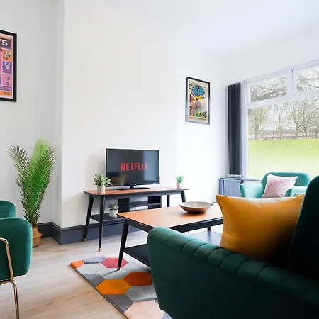 3-bed House In Near Old Trafford Manchester