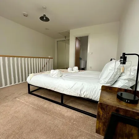 Delightful In Salford Guest house