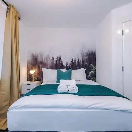 Cozy 1 Bedroom Apartment, Prime Location , Free Parking