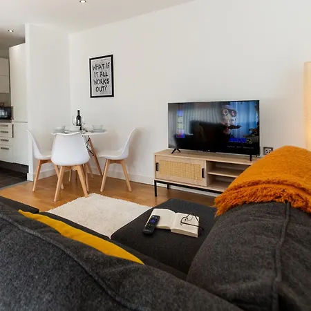 Gem: Cosy 2br With Private Balcony Apartment Manchester
