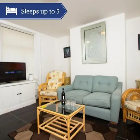 Metropolitan Charm: Stylish 2br House Manchester