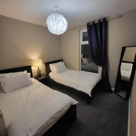 Semesterbostad 4 Bedrooms, 8 Min To City!