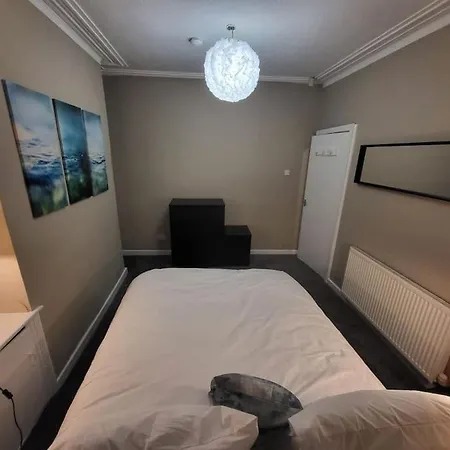 Semesterbostad 4 Bedrooms, 8 Min To City! *