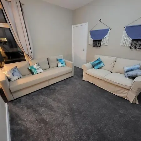 Semesterbostad 4 Bedrooms, 8 Min To City!
