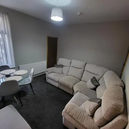 3 Bdr, Close To And Hospital * Manchester