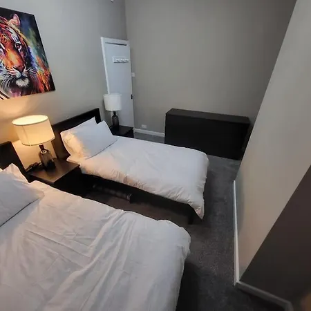 4 Bedrooms, 8 Min To City! Holiday home *