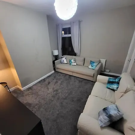 Holiday home 4 Bedrooms, 8 Min To City! Manchester