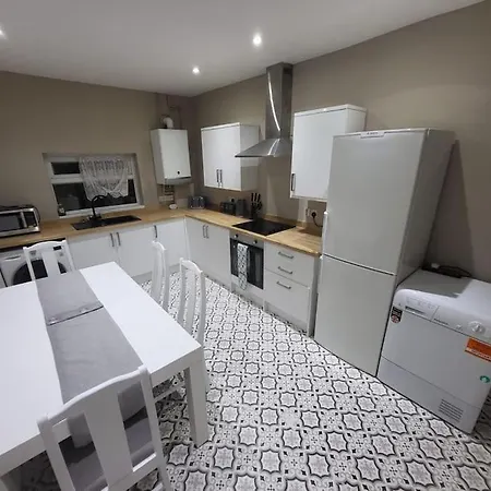 Holiday home 4 Bedrooms, 8 Min To City!
