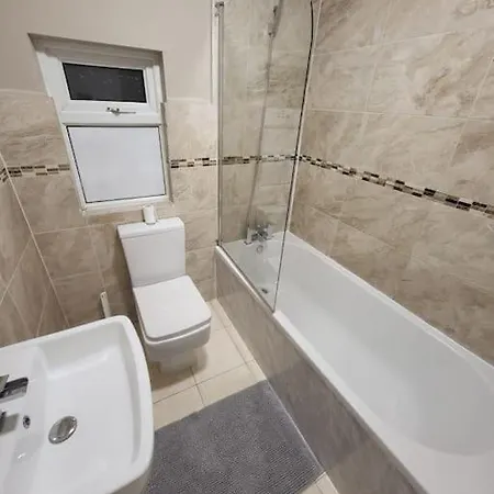 4 Bedrooms, 8 Min To City! * Manchester