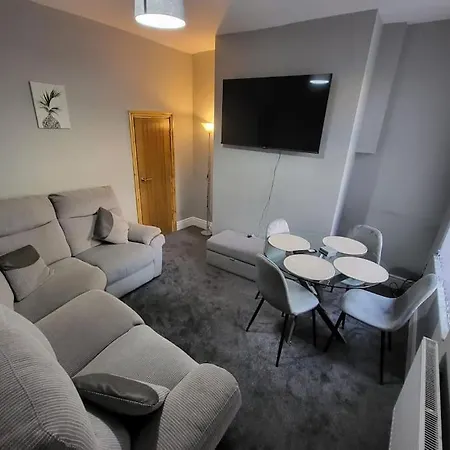 3 Bdr, Close To And Hospital Apartment *