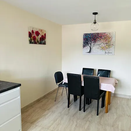 Centre 3 Bedroom Town House *