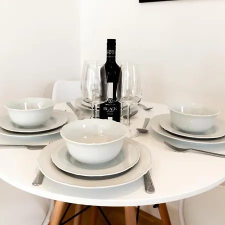 Apartment Gem: Cosy 2br With Private Balcony