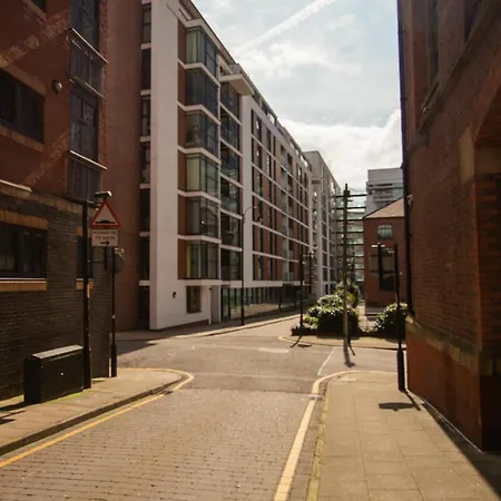 Apartment Gem: Cosy 2br With Private Balcony *
