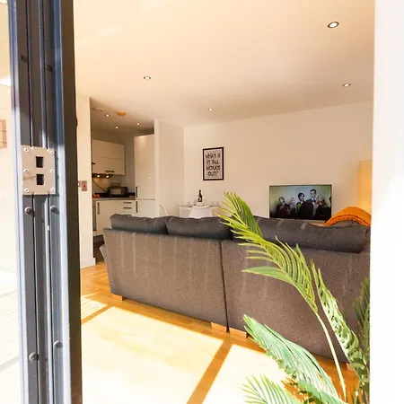 Apartment Gem: Cosy 2br With Private Balcony