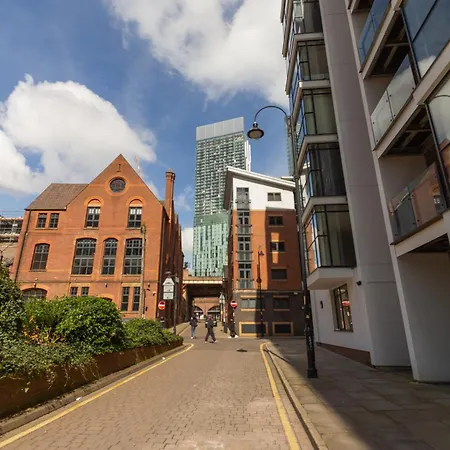 Gem: Cosy 2br With Private Balcony Апартаменты Манчестер