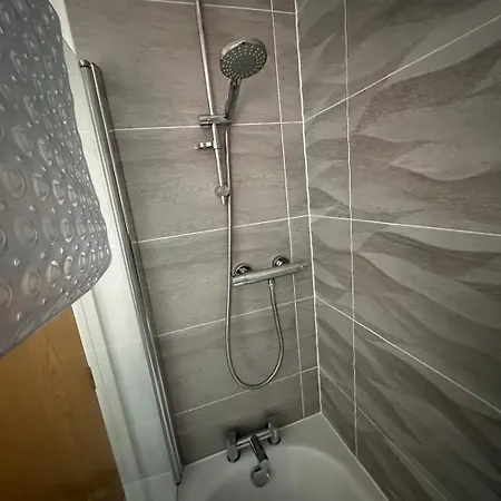 Guest house Delightful In Salford *