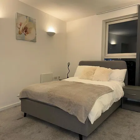 Centre 2 Bed With Spa, Gym & Balcony Apartmán *
