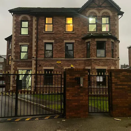 Lovely 4 Bed مانشستر