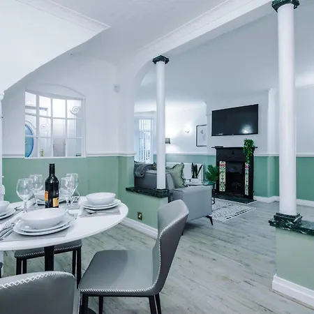 Jade House, - By Synergy Estates Holiday home *