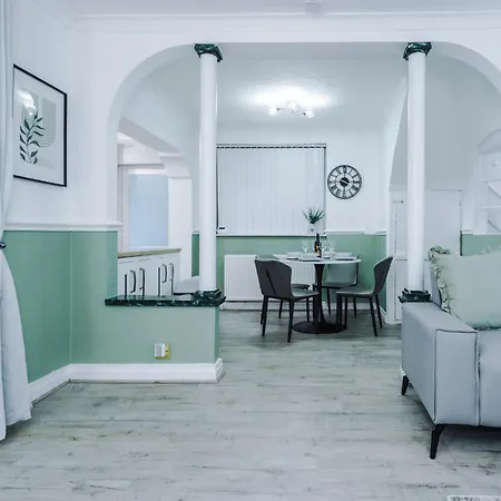 Jade House, - By Synergy Estates Holiday home