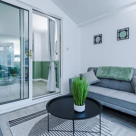 Jade House, - By Synergy Estates Holiday home Manchester