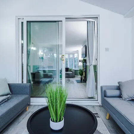 Dom wakacyjny Jade House, - By Synergy Estates Manchester
