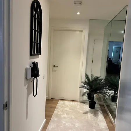 Apartmán Centre 2 Bed With Spa, Gym & Balcony