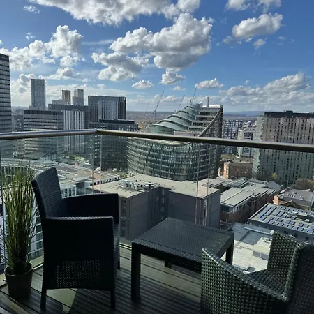 Apartment Centre 2 Bed With Spa, Gym & Balcony *
