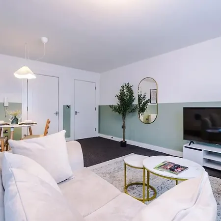 Cozy 1 Bedroom Apartment, Prime Location , Free Parking דירה *