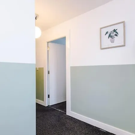 Cozy 1 Bedroom Apartment, Prime Location , Free Parking דירה *