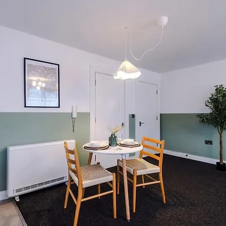 Cozy 1 Bedroom Apartment, Prime Location , Free Parking דירה *