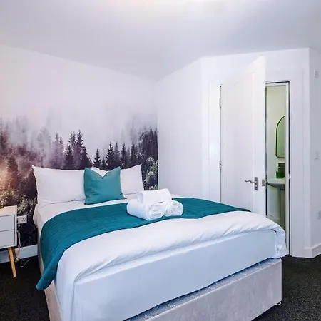 Cozy 1 Bedroom Apartment, Prime Location , Free Parking *