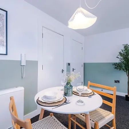 Cozy 1 Bedroom Apartment, Prime Location , Free Parking Apartment