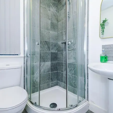 Cozy 1 Bedroom Apartment, Prime Location , Free Parking