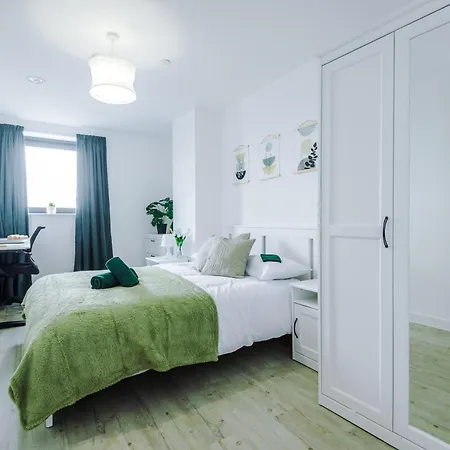 Stylish Apartment, Sleeps 6, Pool Table, Smart Tvs, Parking Available * Manchester