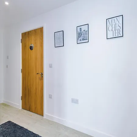 Stylish Apartment, Sleeps 6, Pool Table, Smart Tvs, Parking Available *