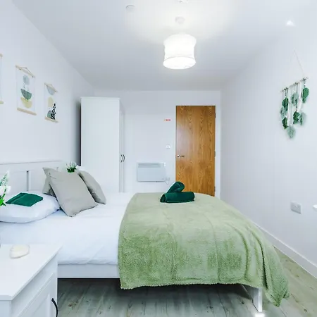 Stylish Apartment, Sleeps 6, Pool Table, Smart Tvs, Parking Available Manchester