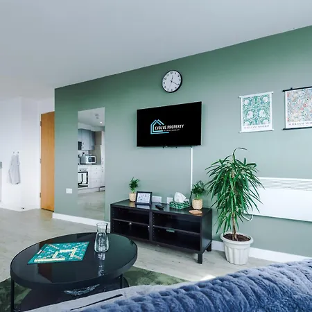 Stylish Apartment, Sleeps 6, Pool Table, Smart Tvs, Parking Available *