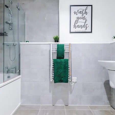 Stylish Apartment, Sleeps 6, Pool Table, Smart Tvs, Parking Available * Манчестер