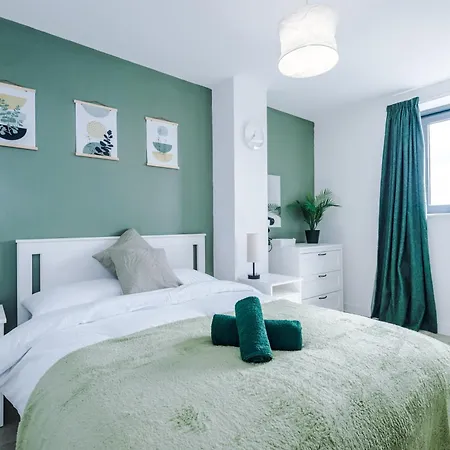 Stylish Apartment, Sleeps 6, Pool Table, Smart Tvs, Parking Available Appartement Manchester