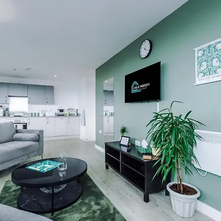 Stylish Apartment, Sleeps 6, Pool Table, Smart Tvs, Parking Available *